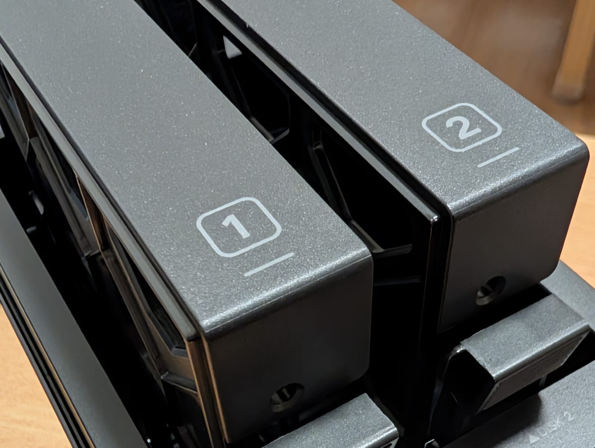 HDDまたはSATA SSDを2台挿せる。最大60TB