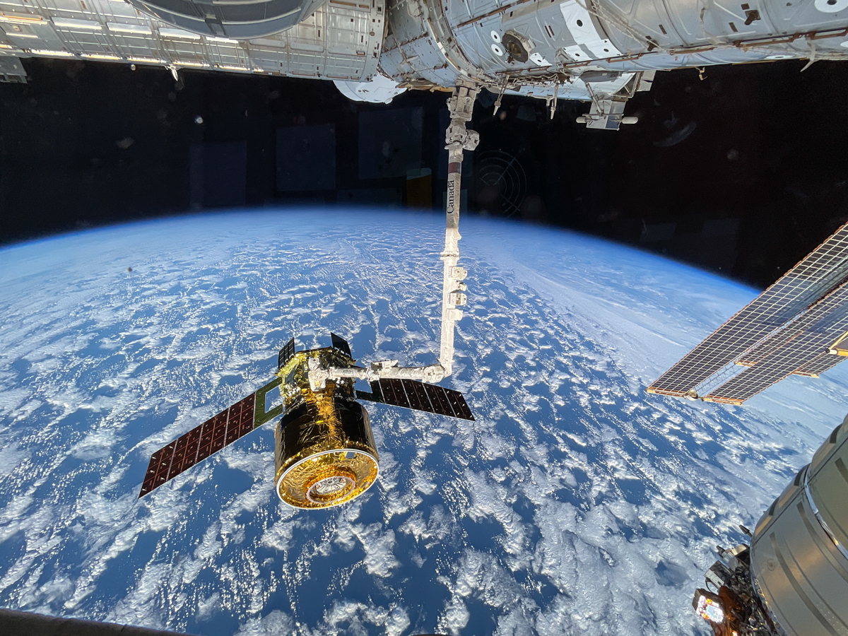 ISSのロボットアームで油井亀美也宇宙飛行士がキャプチャしたHTV-X1号機(クレジット:JAXA/NASA)