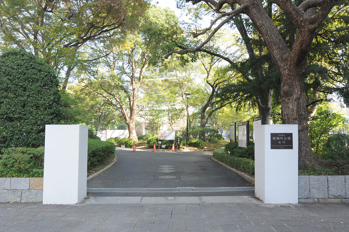 横網町公園内には、関東大震災や東京大空襲の犠牲者を祀る東京慰霊堂がある(19年11月撮影)