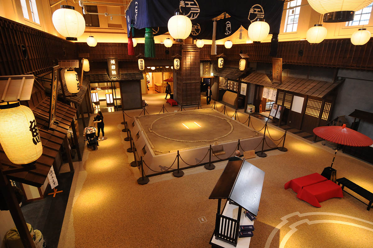 江戸NORENの中には、大相撲の街らしく土俵が整備されている(16年11月撮影)