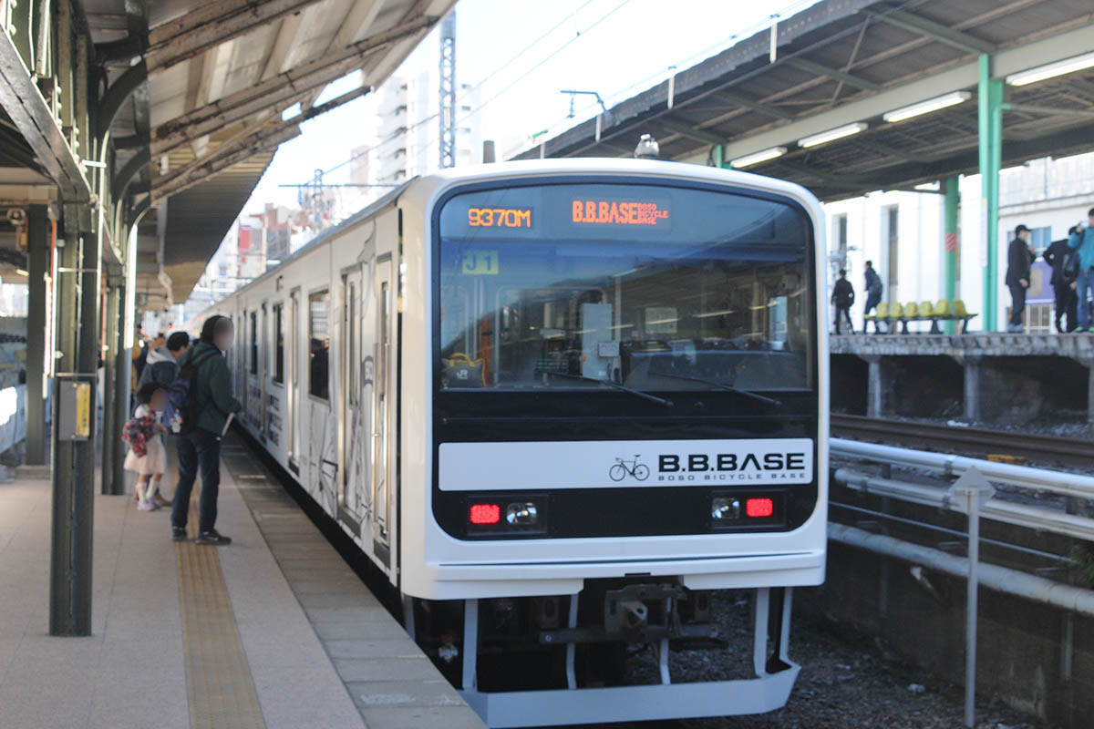 使用されなくなった3番線ホームは、サイクルトレイン「BOSO BICYCLE BASE」の発着線として再活用(17年12月撮影)