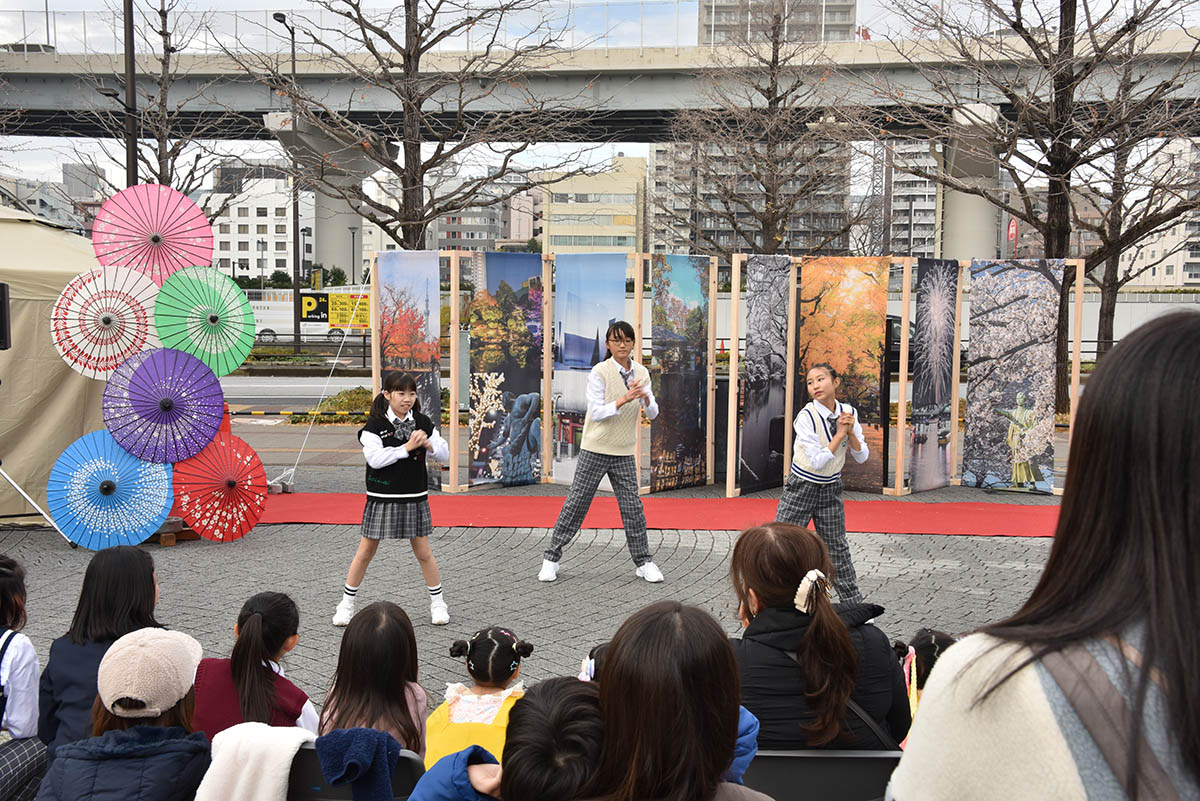 両国広小路では、さまざまなイベントを開催。墨田区や観光協会、地元の関係者たちが100日前イベントを盛り上げた(25年12月撮影)