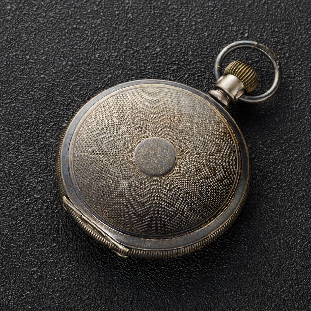 輸入後に彫刻を施し「服部時計店」で販売していた輸入懐中時計