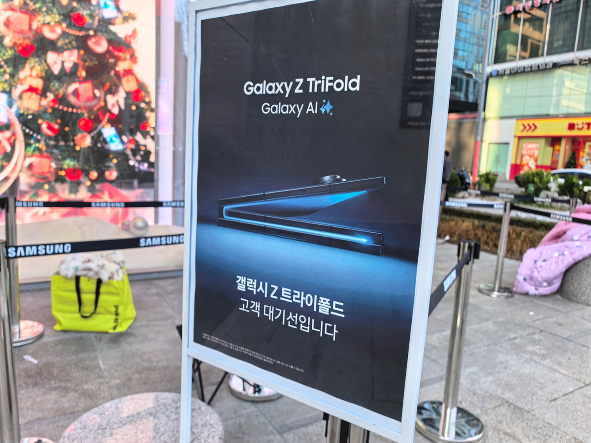 発売当日のサムスンストアカンナム店の開店後。ここに真夜中から行列があった