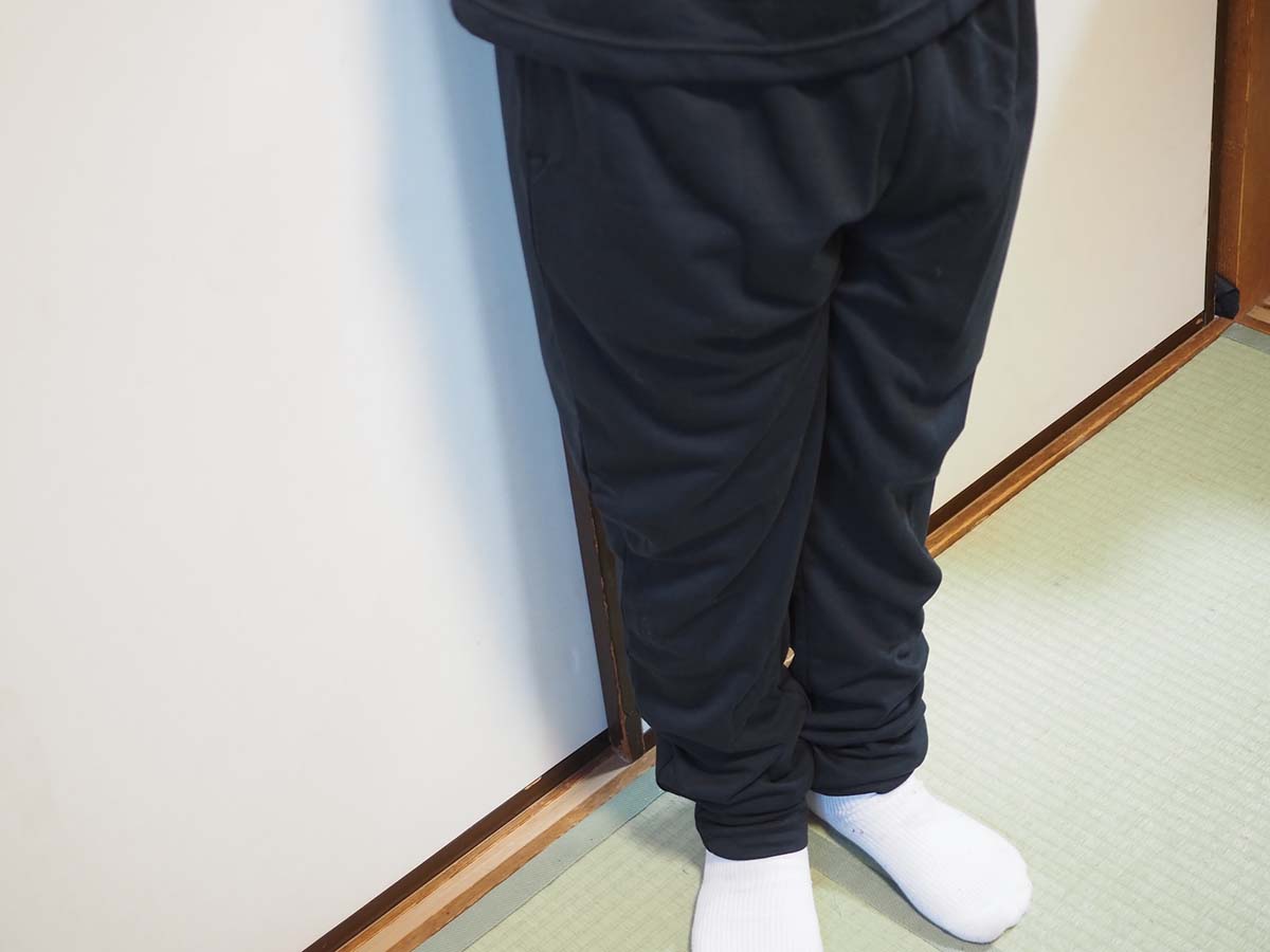 ズボンは、ふくらはぎくらいから絞られている。今回はLサイズを着用(モデルは小学生の息子で身長は約150cm)