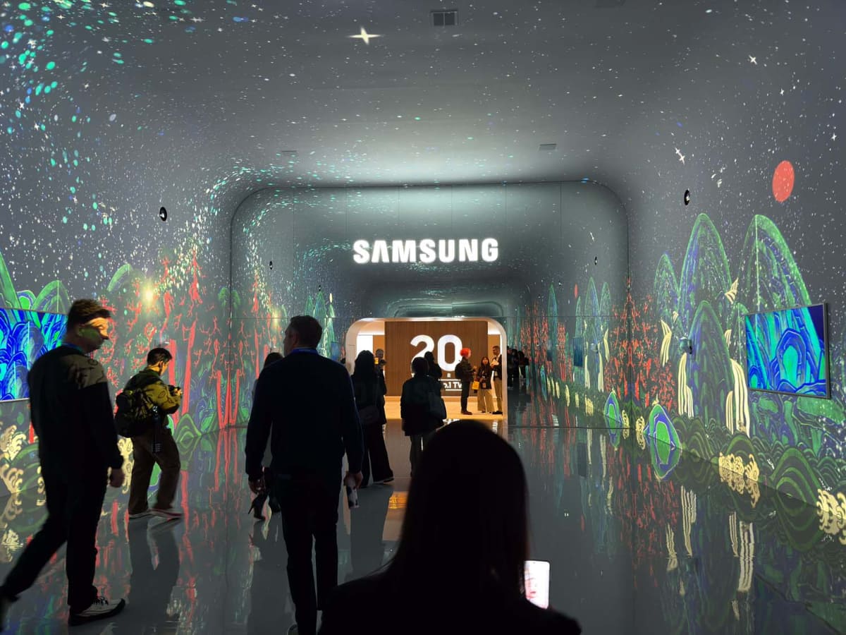 サムスンは外部のホテルにブースを設置