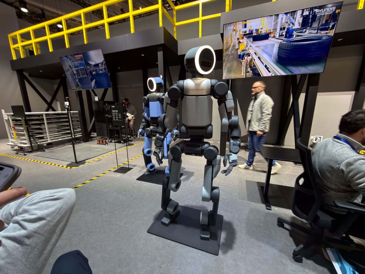 Boston Dynamicsの「Atlas」。工場での利用を強く意識し、前後対称に近い「人型に見えるが人型とは微妙に異なる」構造がポイント