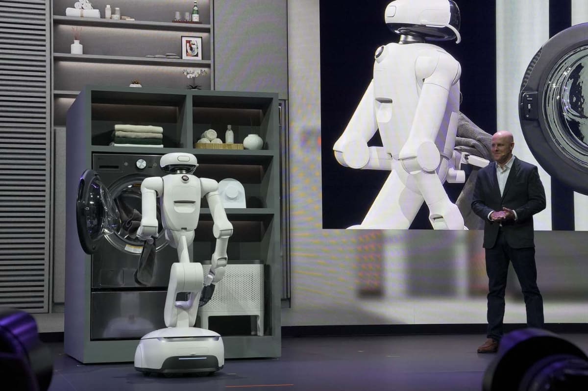 LGの家庭用ロボット「CLOiD」。洗濯物を洗濯機に入れるデモを行なったが、まだまだ「人の方がずっと良い」と言う印象