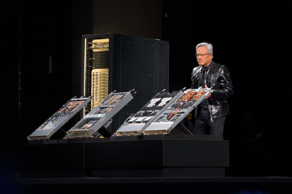 NVIDIAのプレスイベントに登壇した、同社のジェンスン・ファンCEO。CESの基調講演ではないが、今年も注目度はトップだった