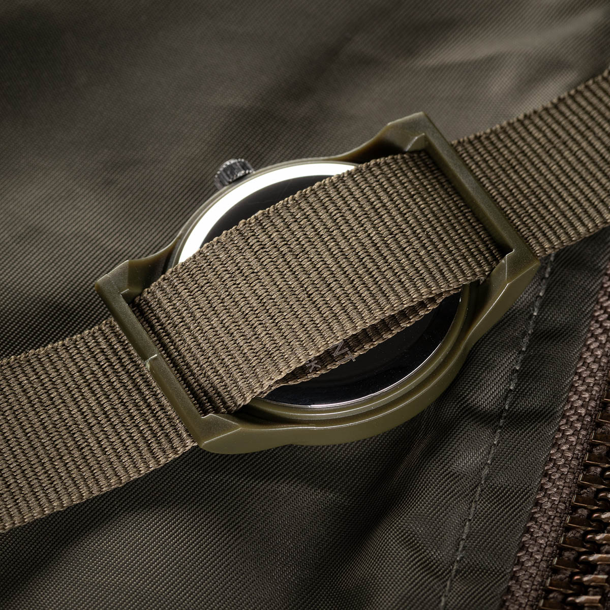 バネ棒は無く、ベルト通しはケース一体型。これもオリジナルのテイストです