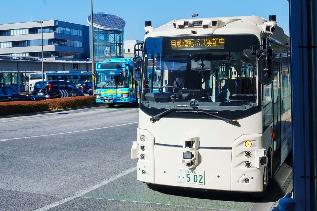 つくば駅前から発車する自動運転バス。運転手は乗車しているが、基本的には自動運転で走行している