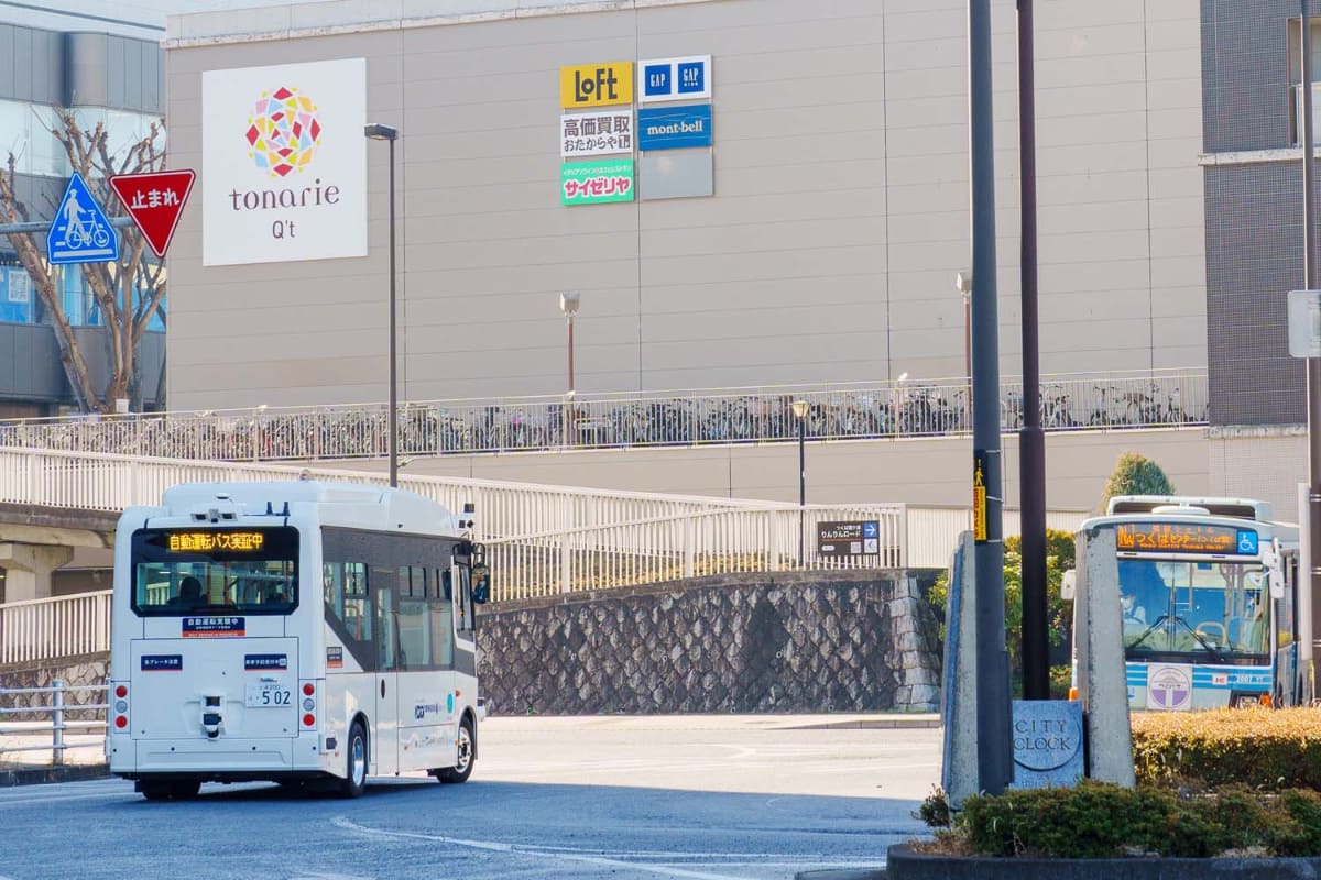 自動運転バスが走行しているところ。ここは信号のないバスターミナルの出口で、交通量が多く横断歩道もあるため、自動運転が難しいのだという