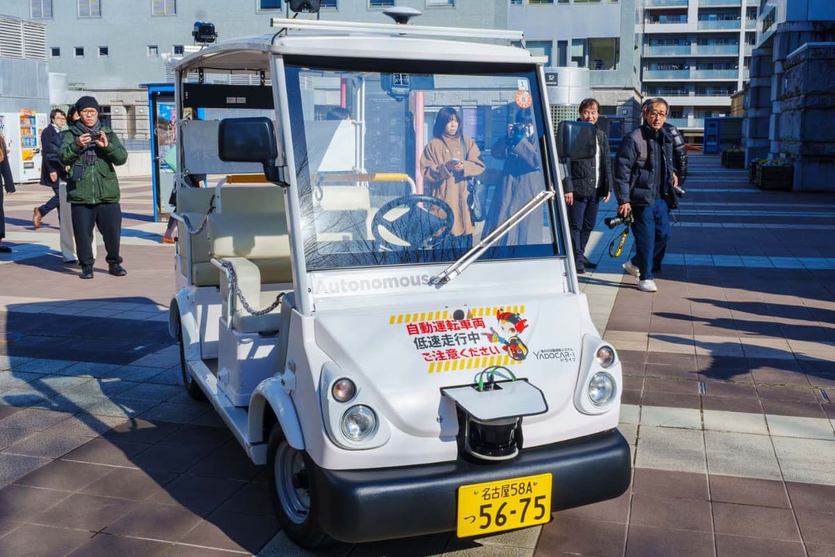 こどもMaaSの車両。ゴルフカートを改造したもの。天井にGNSS、正面に2D LiDARを装備