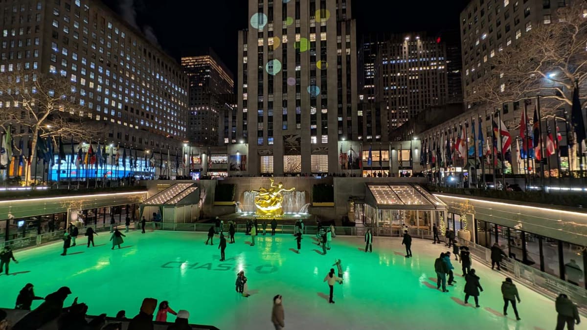 米ニューヨーク市内、ロックフェラーセンター前の広場のスケートリンクは冬恒例の景色