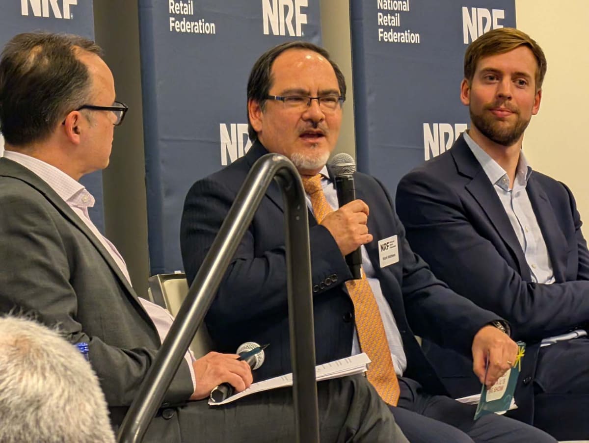 NRF '26でのエコノミストらによる討論の様子。左からBofAのTinseley氏、NRFのMathews氏、Oxford EconomicsのPearce氏