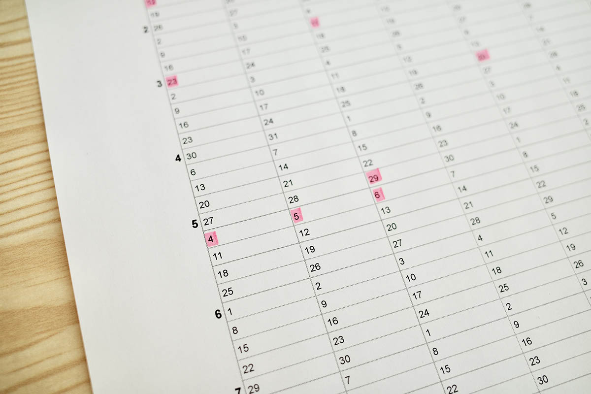 私は祝日の日付に後からマーカーを引いています