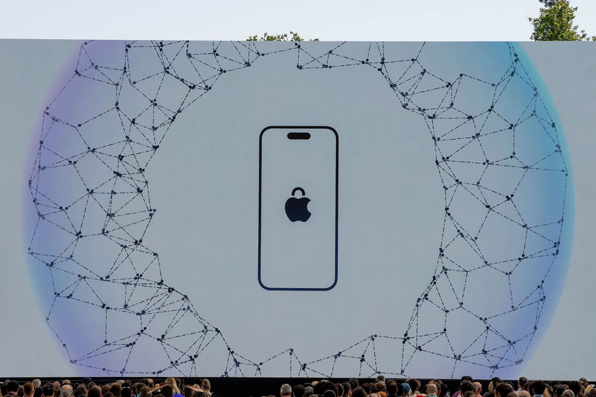 Apple Intelligenceは基本的にデバイス内で動作し、外部にデータを出さないことでプライバシーを確保する