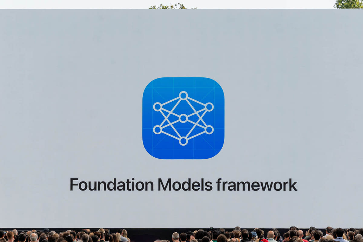 アップルのOS内では「Foundation Models Framework」を使い、Apple Foundation Modelへと一貫した形でアプリからAIが使える