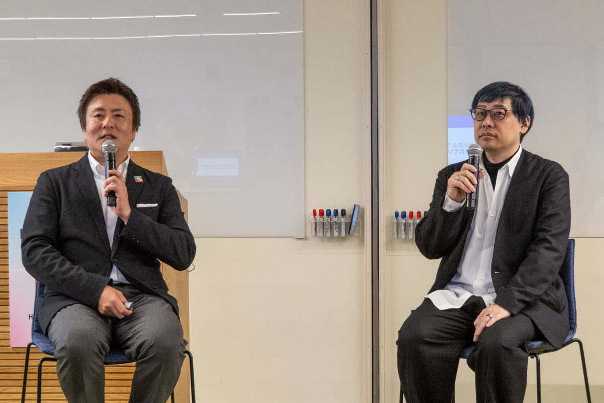 セールスフォース・ジャパン 常務執行役員 Slack本部 Head of Slack Japan 浦和広氏(左)と、メルカリ AI Agent Platform & Solutions Director 小泉剛氏