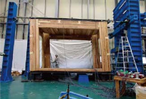 CLTを使用した箱型ユニットの耐震実験