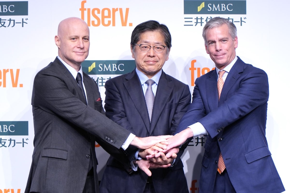 左からビザ・ワールドワイド・ジャパン 代表取締役社長 シータン氏、三井住友カード  代表取締役社長 大西 幸彦氏、ファイサーブ CEO マイク・ライオンズ氏