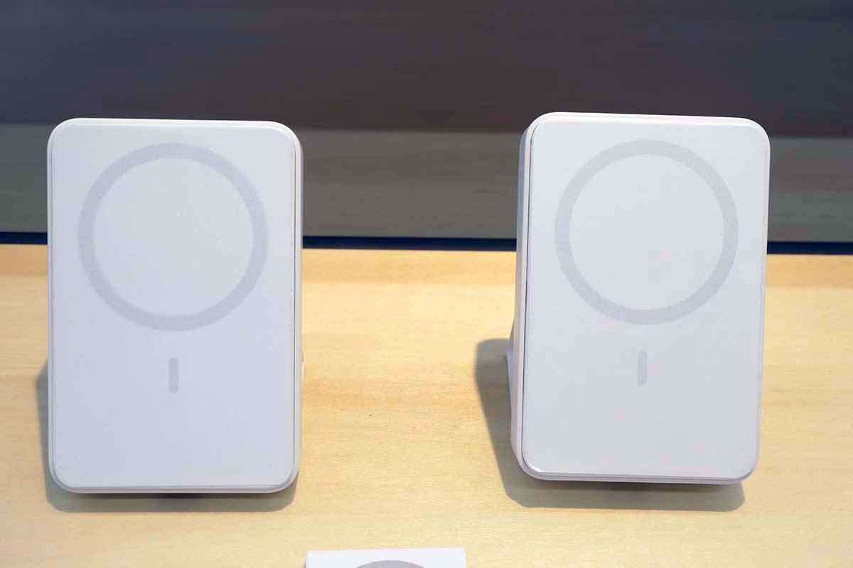 マグネット式充電に対応した「スマホスタンドにもなるモバイルバッテリー」
