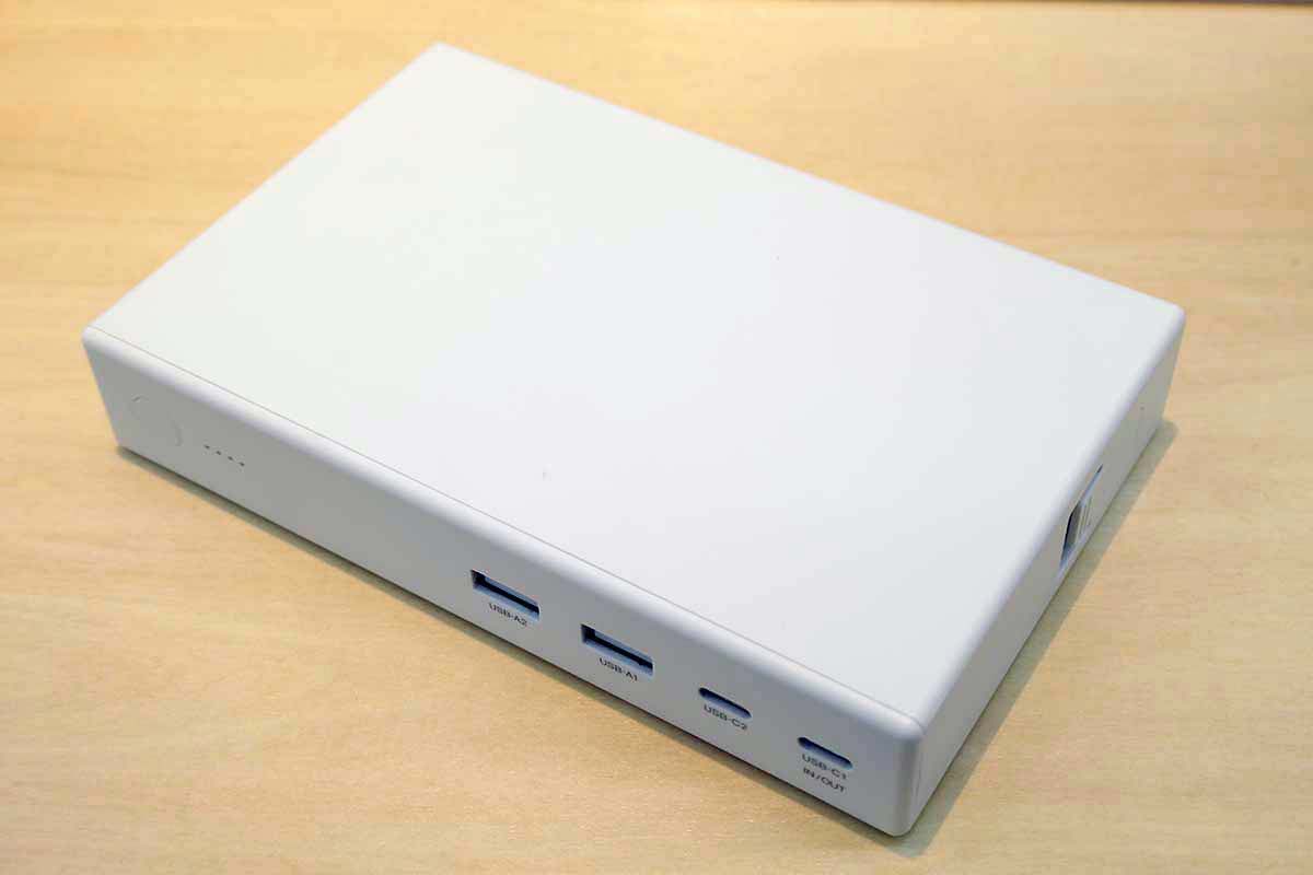 ポータブルバッテリーは20,000mAh。最大65W出力でPCへの給電も可能