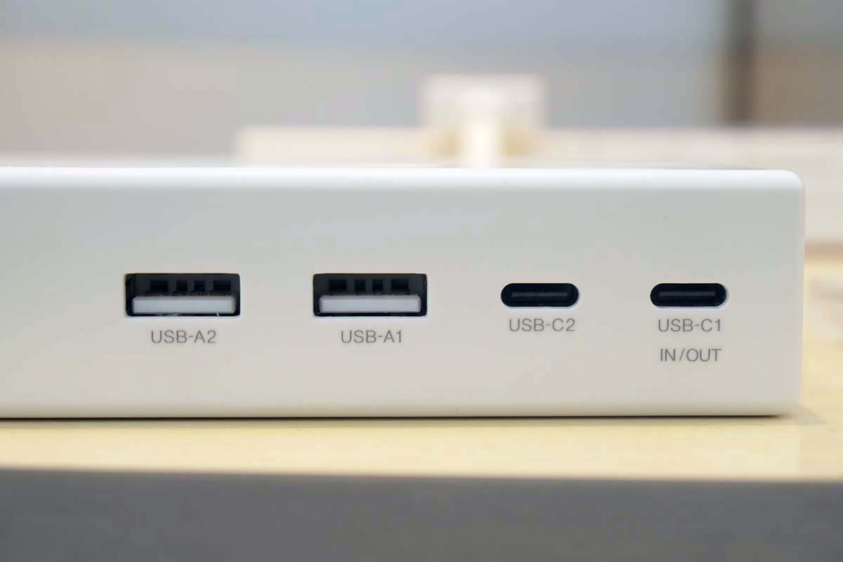 出力端子はUSB Type-Aが2口、Type-Cが2口。Type-Cの1口は給電用としても使えます