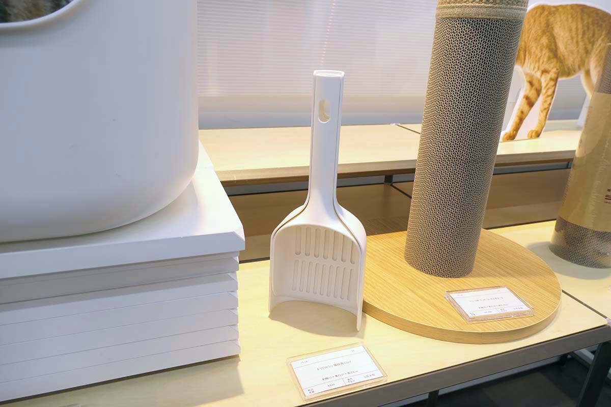 同時期に発売する「猫砂用スコップ」(490円)