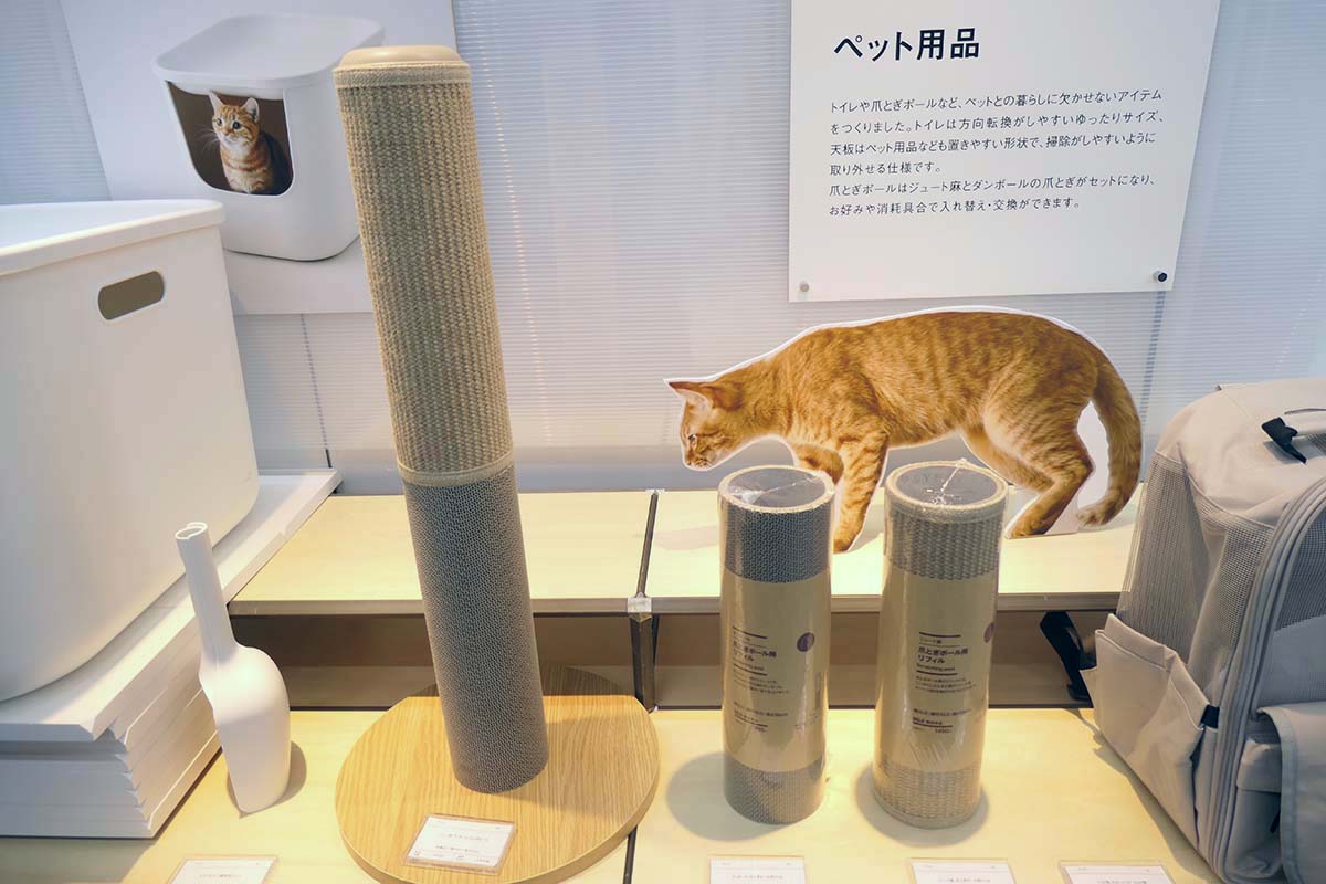 ジュート麻・ダンボール 爪とぎポール(4,990円)。ジュート麻、ダンボールどちらも交換用リフィルを用意(ジュート麻が1,490円、ダンボールが990円)