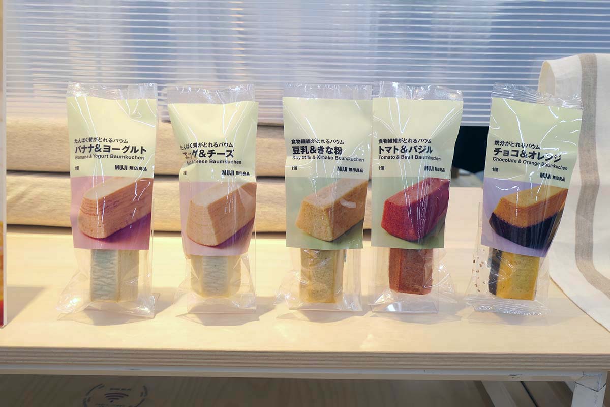 ラインナップは左から、たんぱく質がとれるバウム「バナナ&ヨーグルト」「エッグ&チーズ」、食物繊維がとれるバウム「豆乳&きな粉」「トマト&バジル」、鉄分がとれるバウム「チョコ&オレンジ」の計5種類