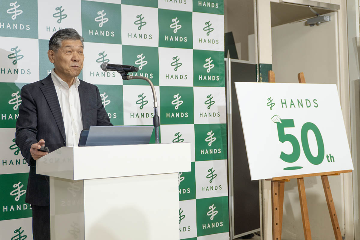 創業50周年記念ロゴについて説明するハンズ 代表取締役社長 桜井悟氏