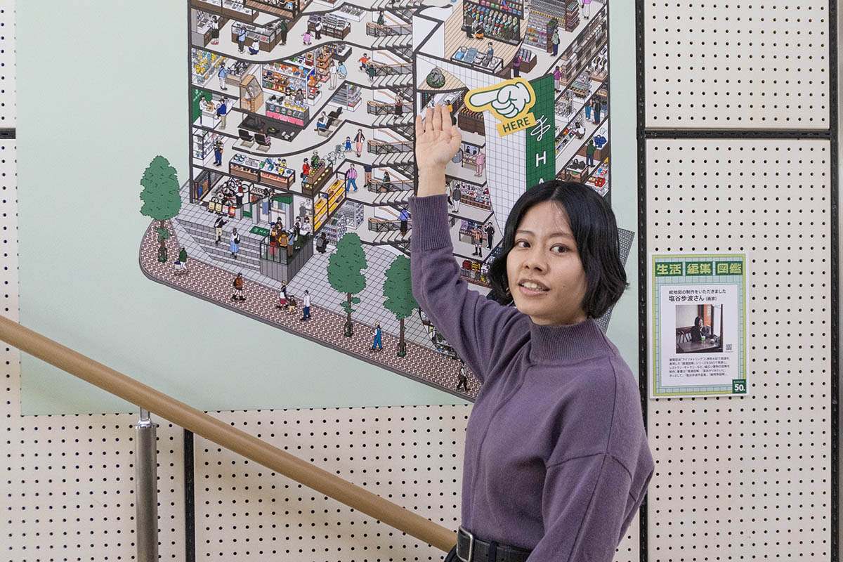 渋谷店絵地図の説明をする作者の塩谷歩波氏