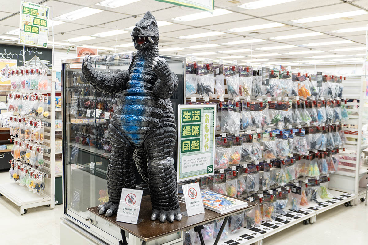 昭和の怪獣ソフト人形の老舗メーカー「ブルマァク」と「マルサン」などを取り扱う「ソフビの世界」(2Aフロア)