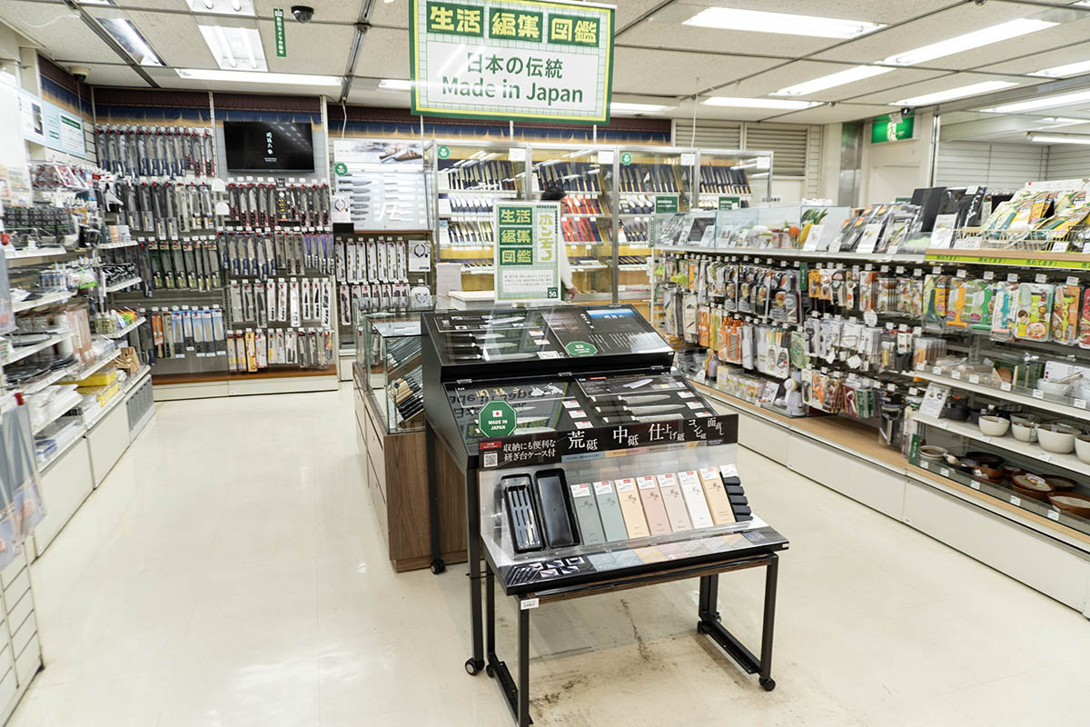 約300種の包丁などを取り揃えた「日本の伝統 - 刃物用品」(3Cフロア)