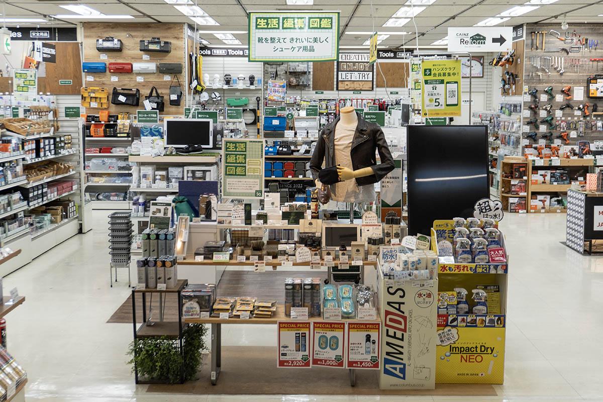 幅広い種類の靴に対応したお手入れ用品を約500種類取り揃える「靴を整えて きれいに美しく シューケア用品」(B1Cフロア)