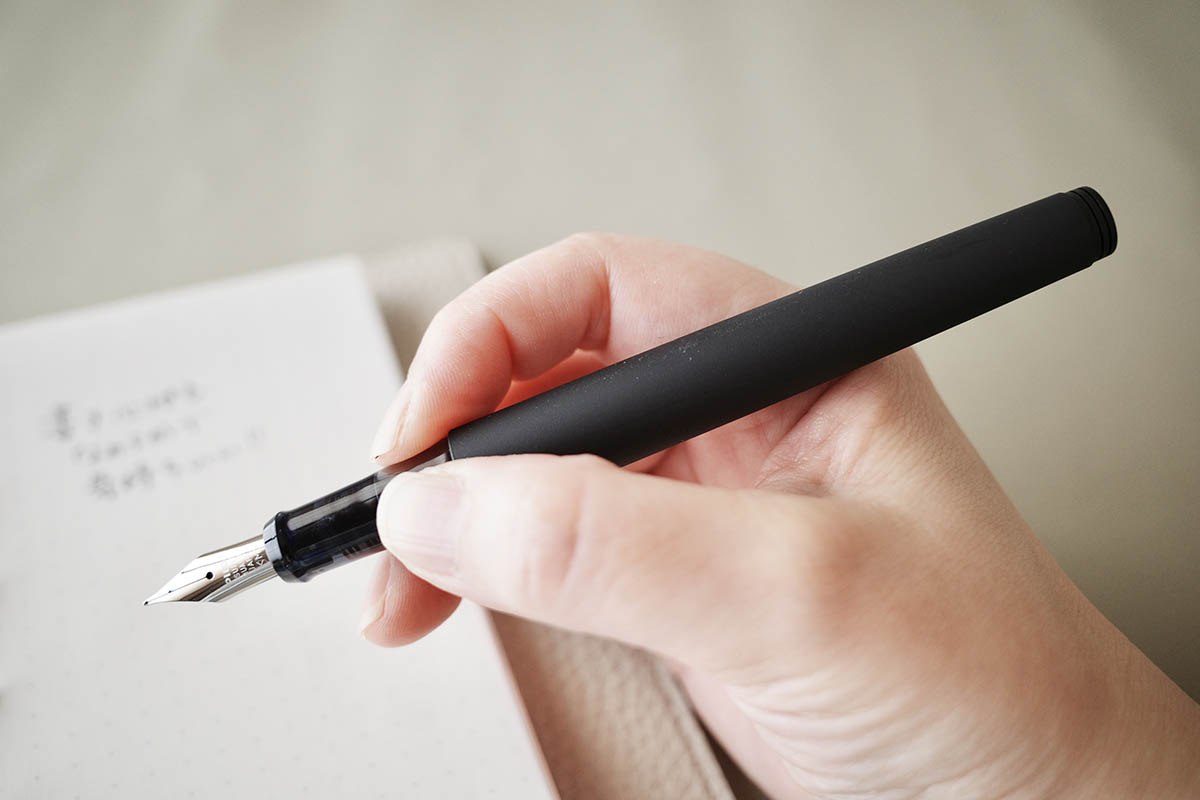 鉄ペンでありながら滑らかで本格的な書き心地です