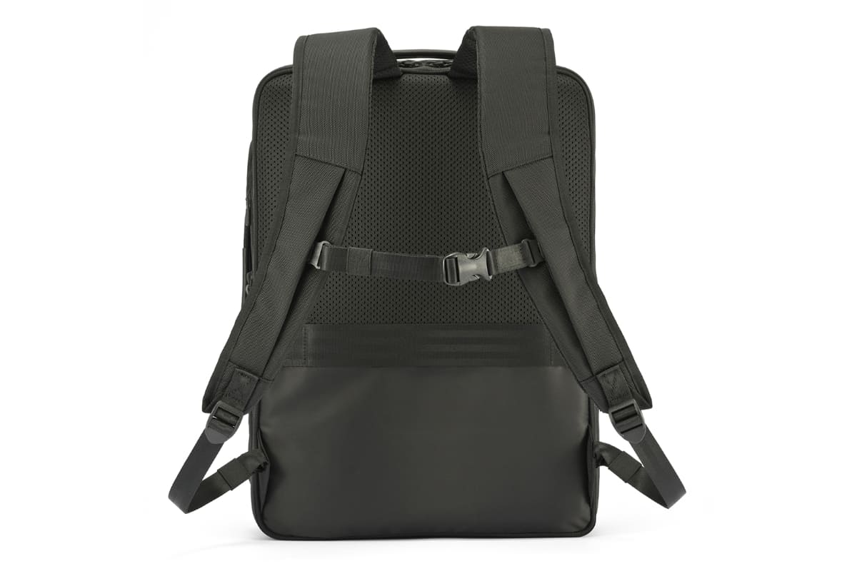 「可動式チェストベルト」のデザインを変更。背面下部素材はナイロン生地に