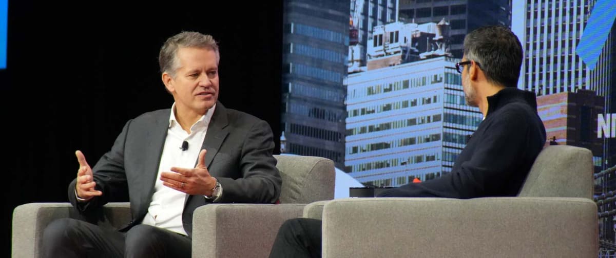 リテールにおけるAI導入の最新事情と重要性についてPichai氏と対談する米Walmart CEOのJohn Furner氏(左)