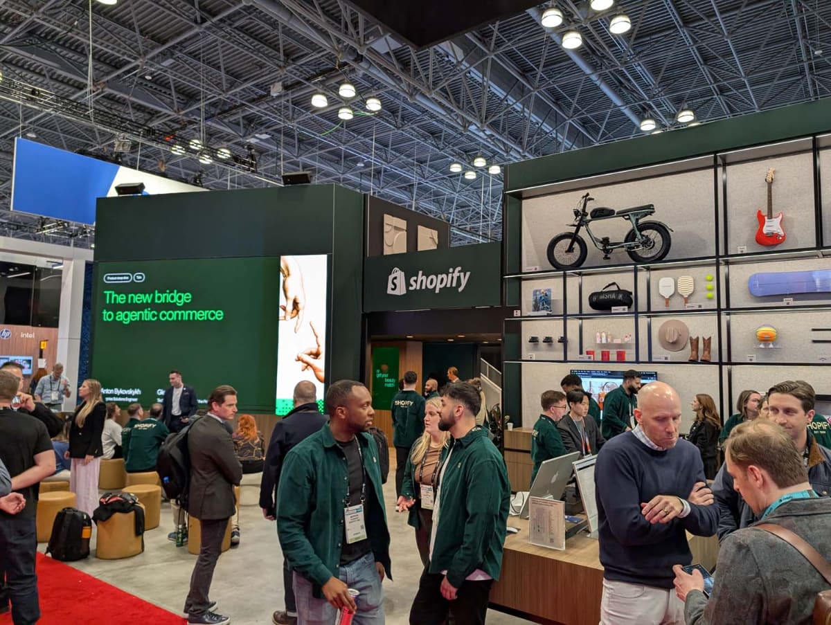 NRF 2026におけるShopifyのブース。これ以外にもAgentic CommerceやAgentic AIの名称が会場中に溢れており、これらを活用した小売向けソリューションに来場者の興味が集まっていた