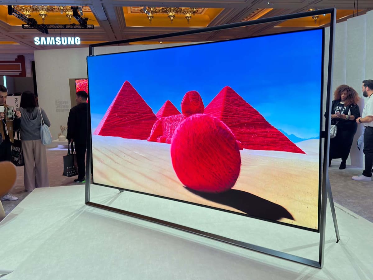 CES会場には、100インチ以上の大型テレビが多数。付加価値はサイズで見せる時代になった