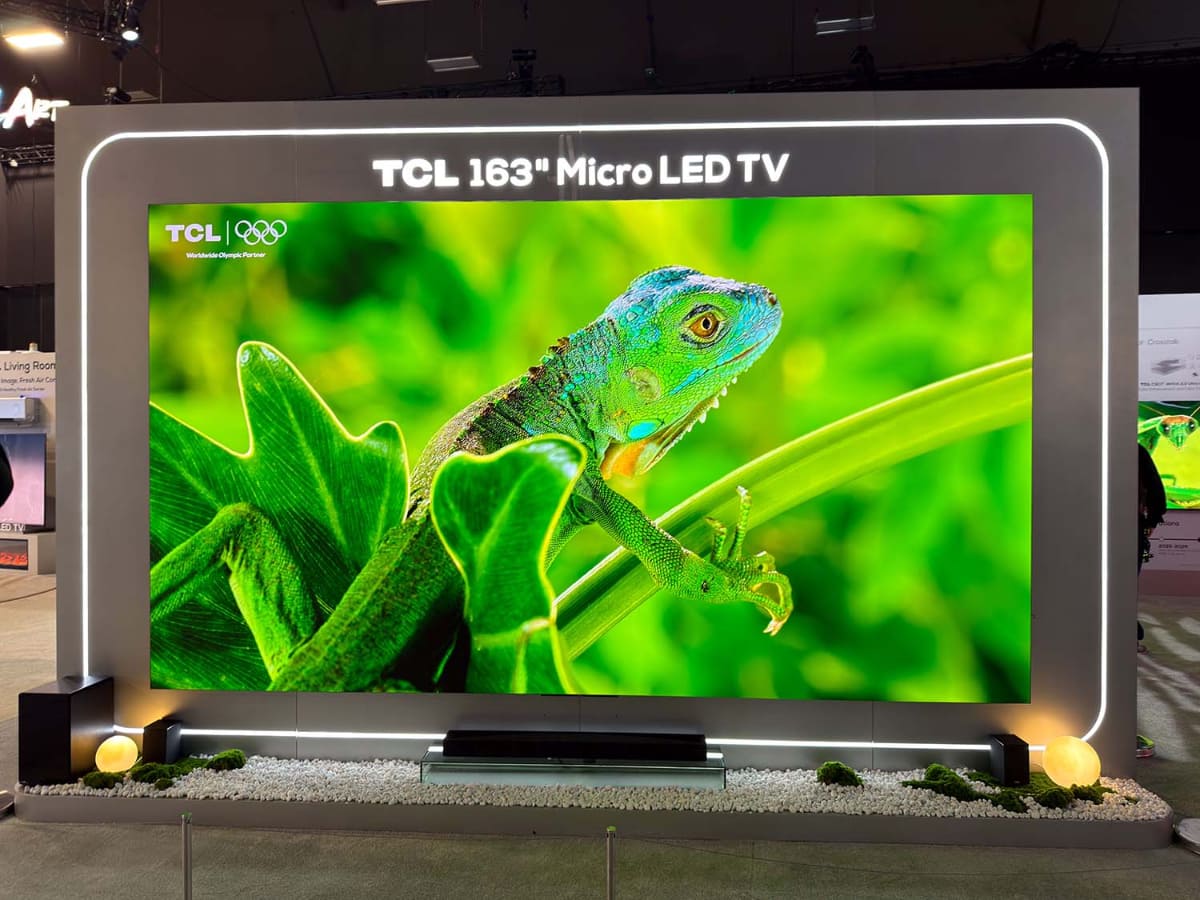CES会場には、100インチ以上の大型テレビが多数。付加価値はサイズで見せる時代になった