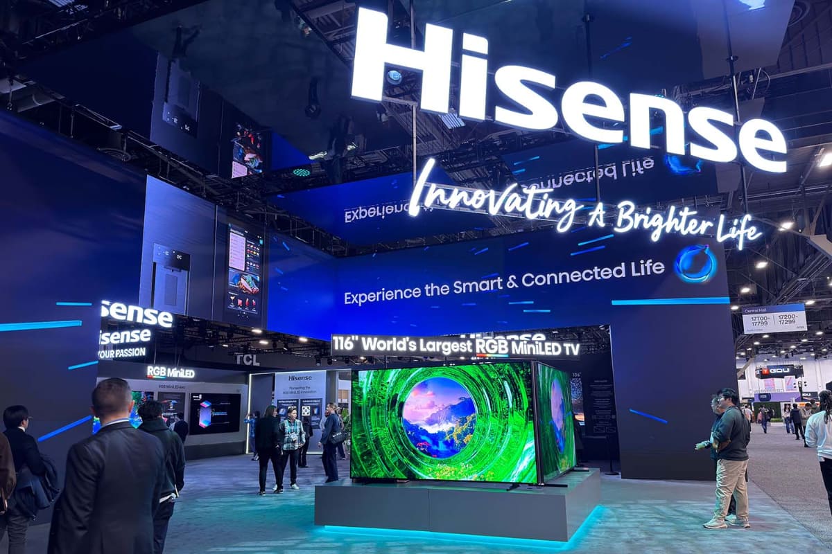 CES会場には、100インチ以上の大型テレビが多数。付加価値はサイズで見せる時代になった