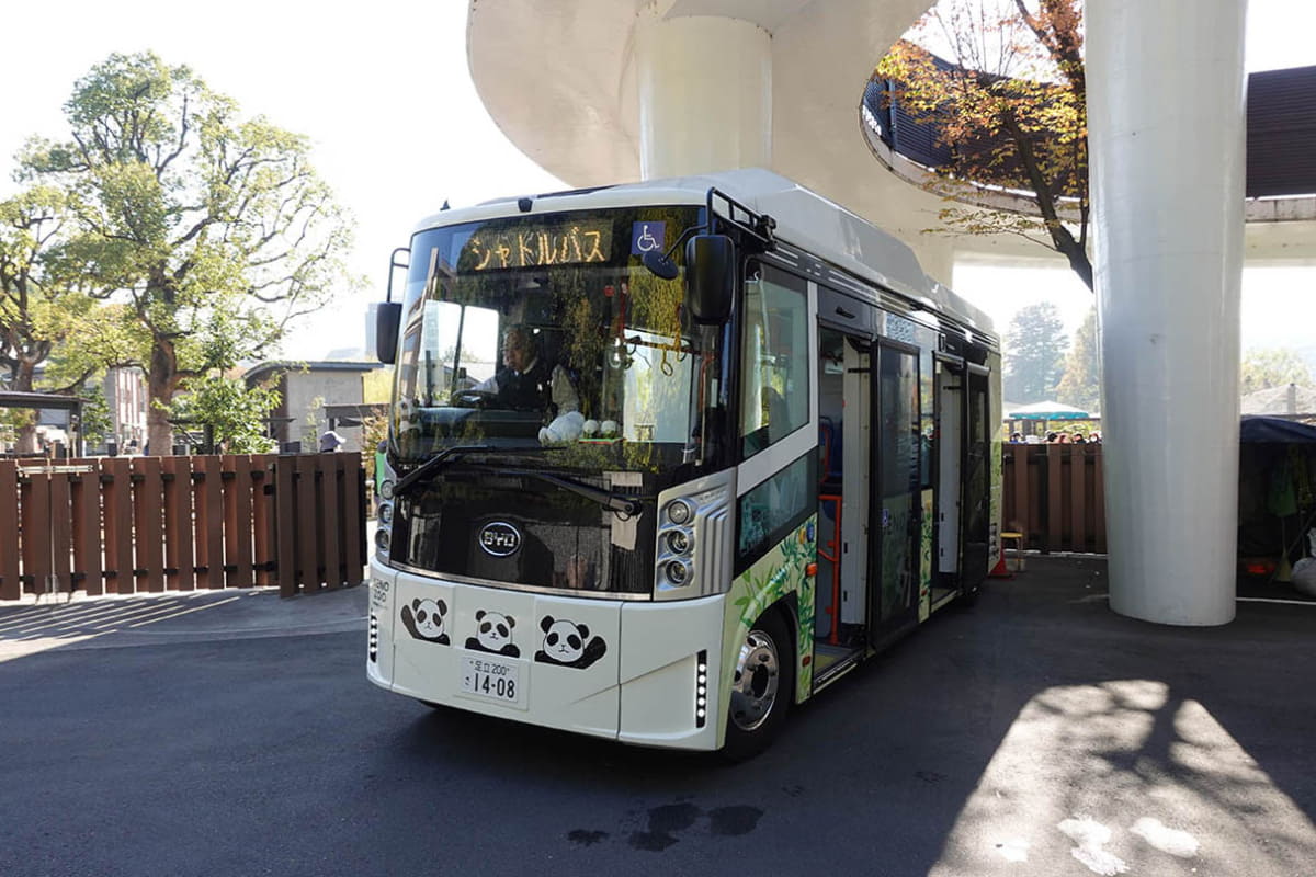 上野動物園の東園・西園を結ぶバス。至る所にパンダと笹が描かれている