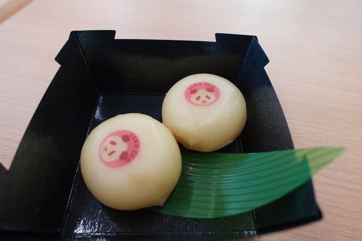 パンダ柄の饅頭。食堂もパンダメニューでいっぱいだ