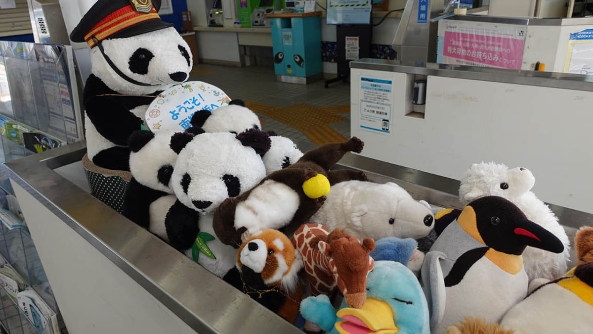 JR白浜駅の改札には、パンダのぬいぐるみが詰めるように展示