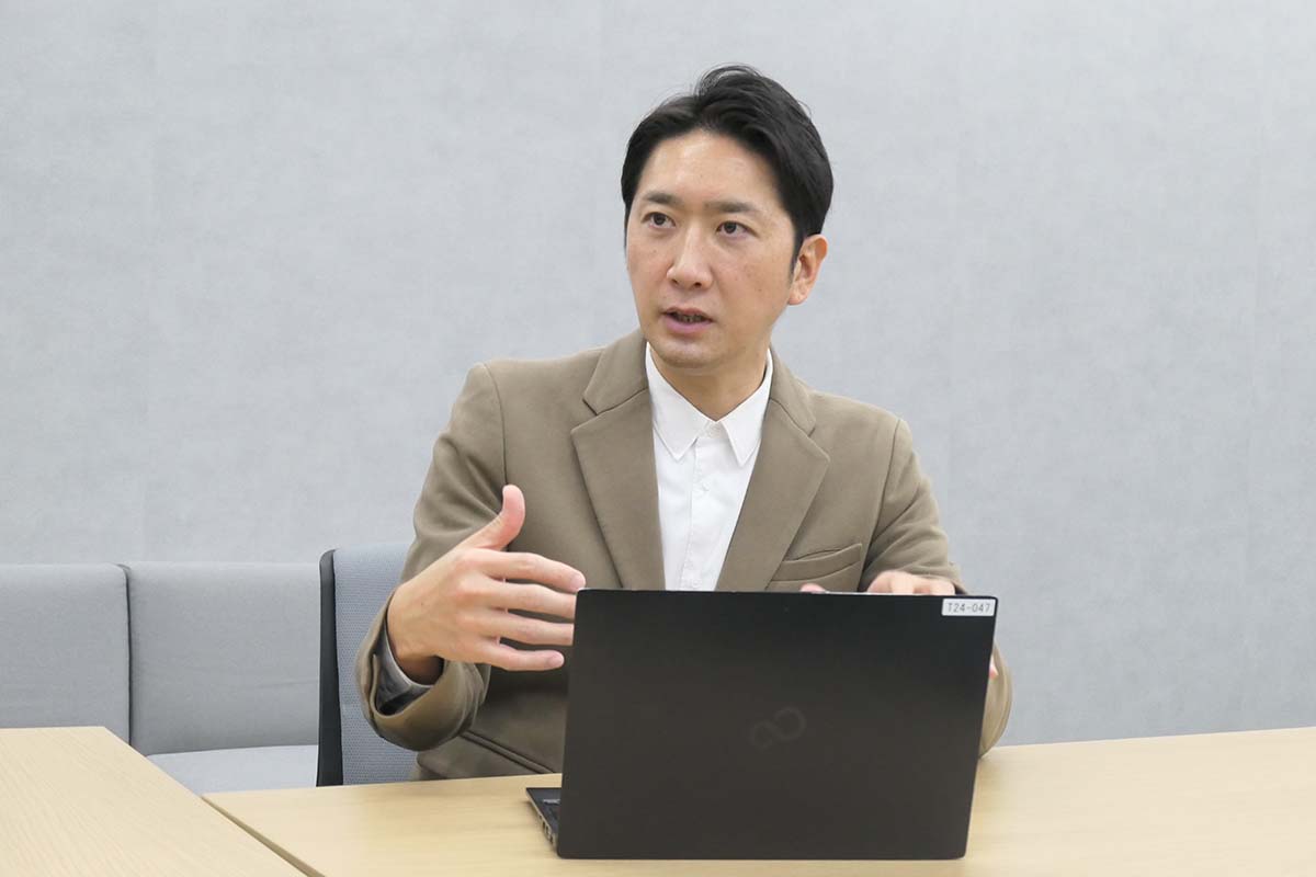 東宝 TOHO Digital Lab. 所長兼デジタルビジネス推進室長 平松義斗氏。元々はTOHOシネマズでマーケティングに携わっていましたが、今回のデジタル戦略プロジェクトを推進するにあたり現職へ。好きな映画は「セント・オブ・ウーマン／夢の香り」(1992年)。「ラスト15分が最高」と語ります