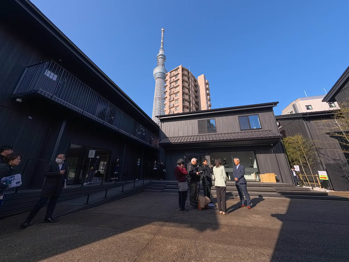 低層で風情のある外観が目を引く