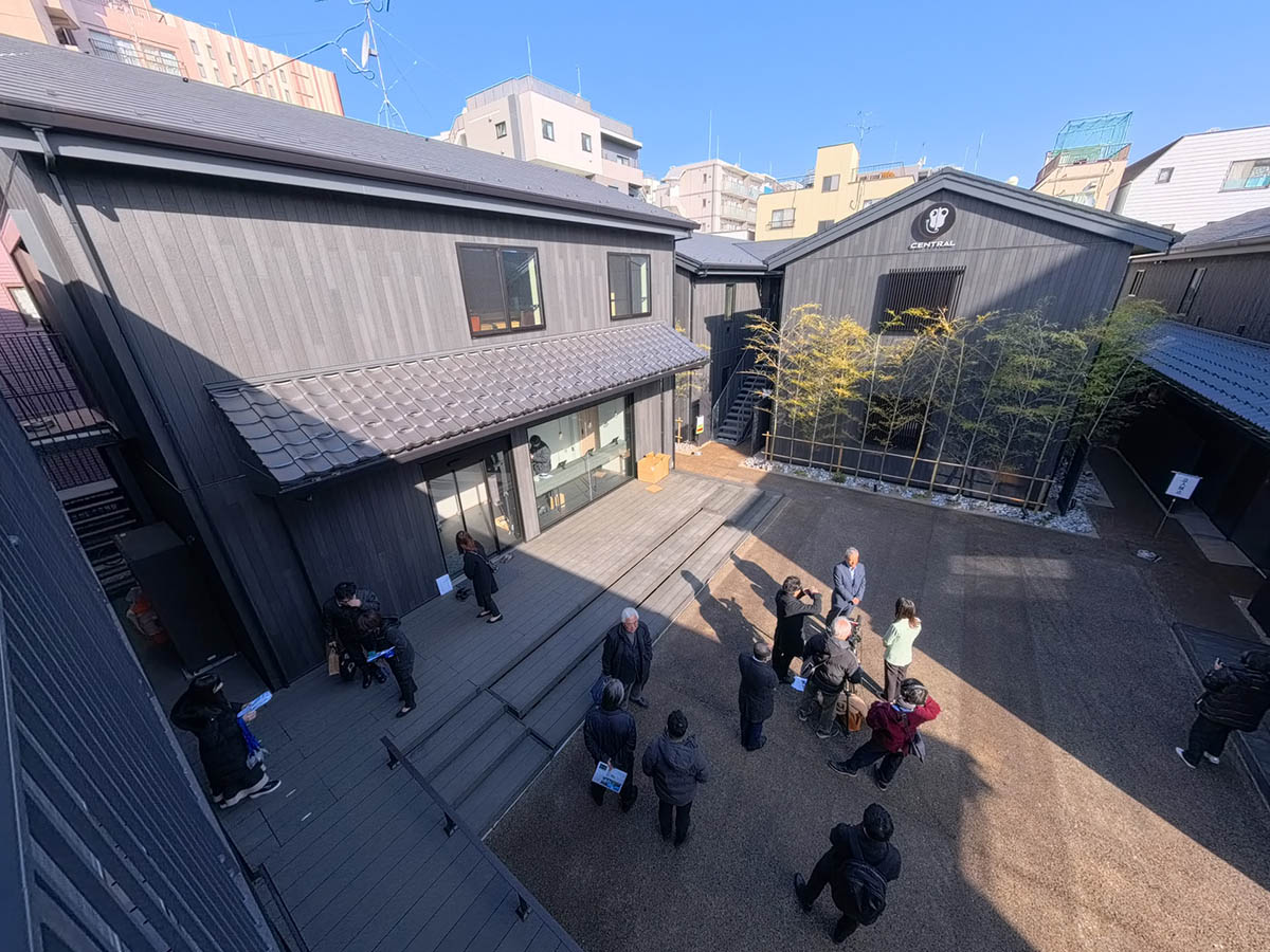 中庭を取り囲むように建物を配置した