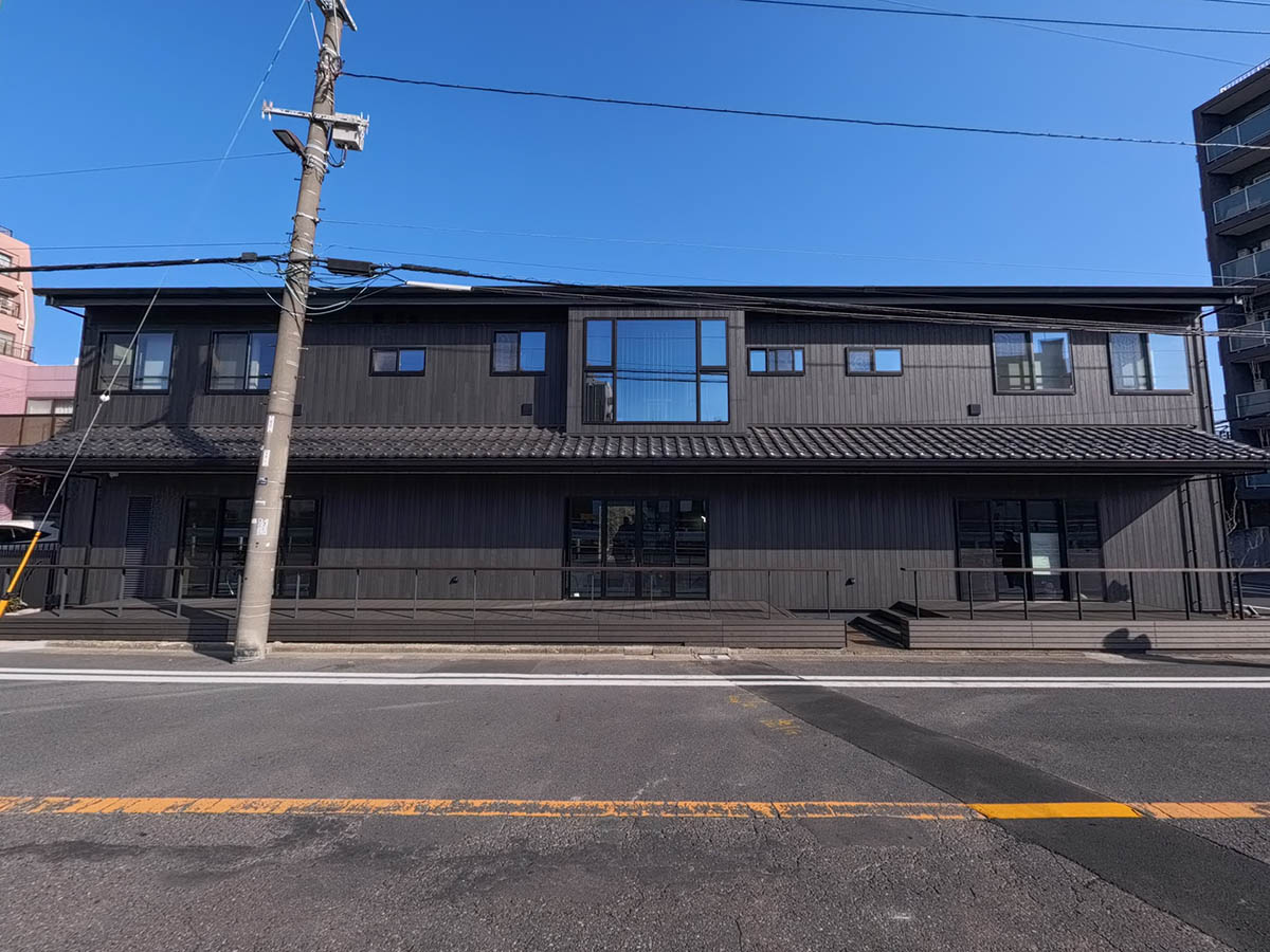 外から見るとまさに“現代の長屋”という雰囲気